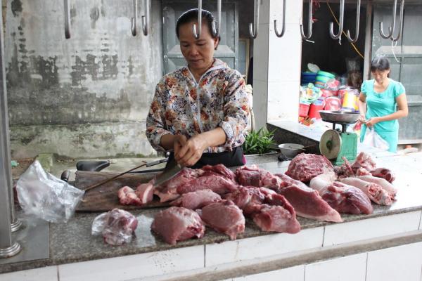 Pork being prepared in a wet market in Hung Yen province near Hanoi, Vietnam. Photo credit: ILRI/Hanh Le