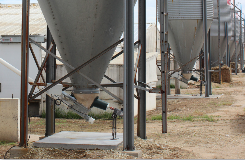 The automatic Flow Pro Bin Agitator eliminates feed bridging in bulk feed  tanks without the use of damaging vibrations or repetative, blunt impacts.