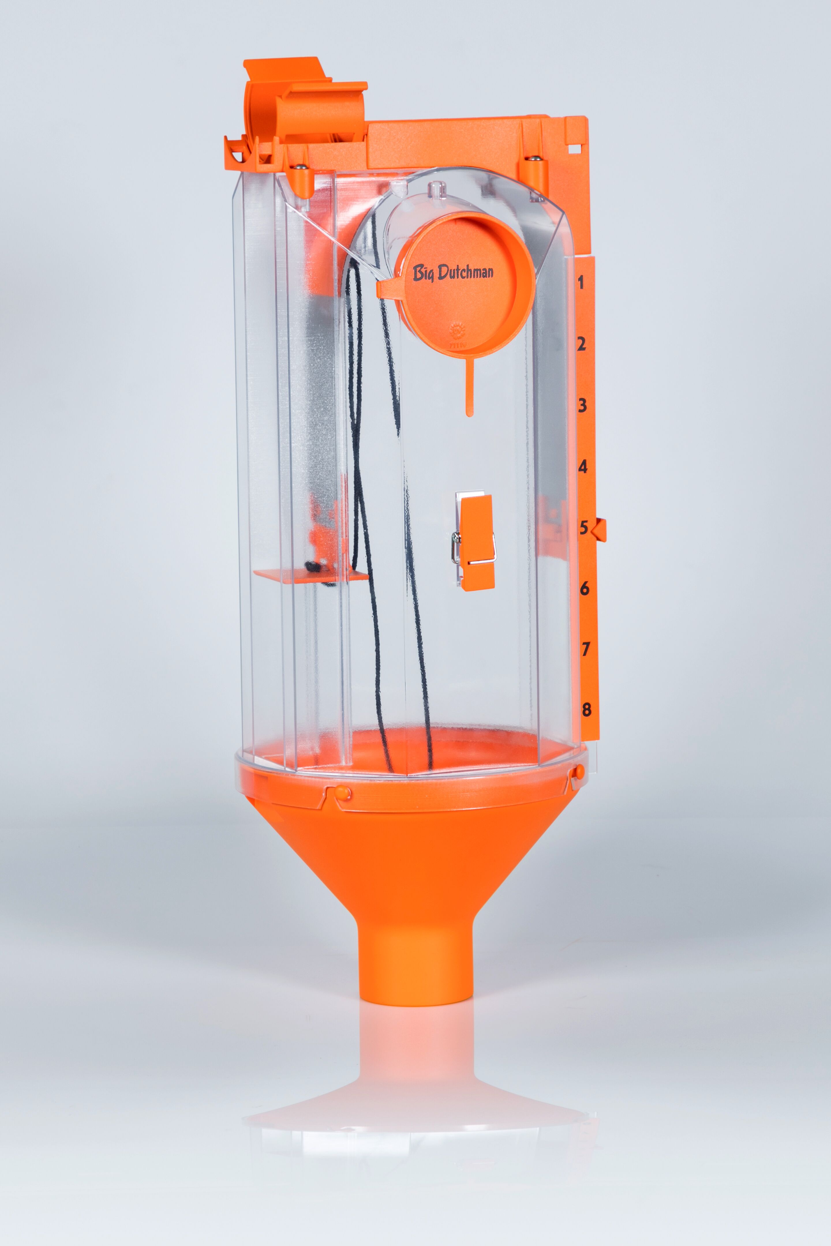 Big Dutchman offers a new volume dispenser, Vario 8L, which can dispense small portions – as little as 100g of feed – just as precisely as it can dispense larger rations of up to 5kg