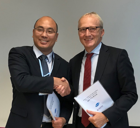 Dr Yingjun Zhou (left), General Manager of Shandong Vland Biotech Co Ltd, and Dr Reiner Beste, Chairman of the Board of Management of Evonik Nutrition & Care GmbH