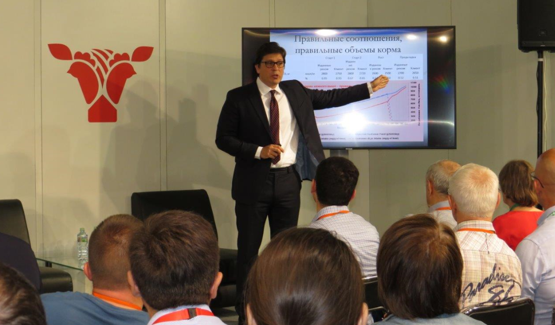 Aviagen speaker addressing an audience at Meat and Poultry Industry exhibition in Moscow
