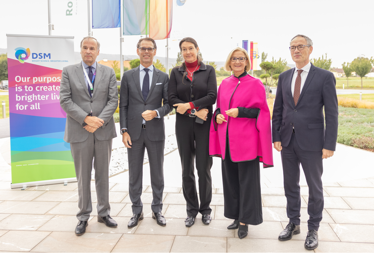 Photo: Chair Supervisory Board DSM Thomas Leysen, co-CEOs DSM Dimitri de Vreeze and Geraldine Matchett, Governor of Lower Austria Johanna Mikl-Leitner and Dutch Ambassador to Austria HE Aldrik Gierveld mark the 1-year anniversary of BIOMIN and sister company Romer Labs as part of DSM at DSM Austria headquarters in Getzersdorf.