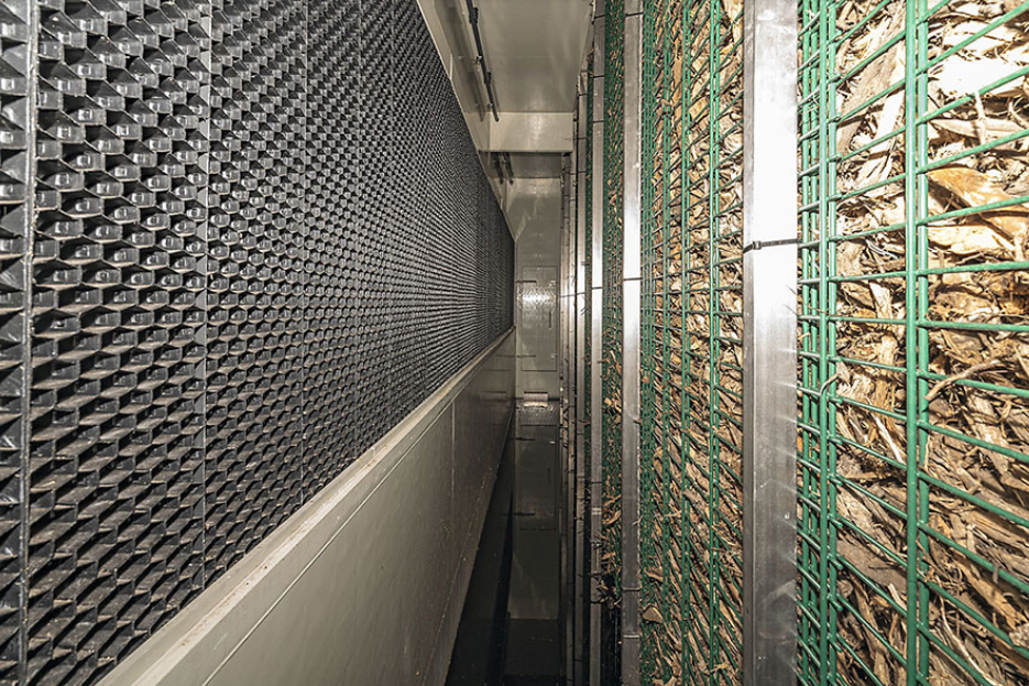 After wet cleaning, the air is pushed through the biological filter wall, which significantly reduces the pig house odour.