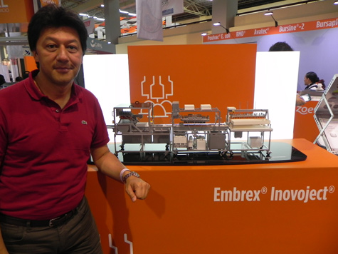 Germán Galvis of Italcol, Colombia, with the model of the full-sized Embrex Inovoject system